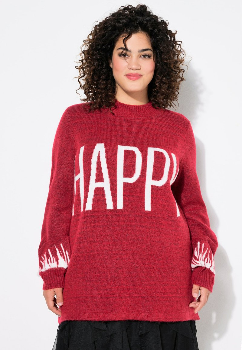 Punainen neulepusero, jossa on valkoiset tekstit "HAPPY", varustettuna kapeilla hihoilla, joissa on valkoisia liekkikuvioita, ja ribbauskauluksella. Pehmeä pinta.