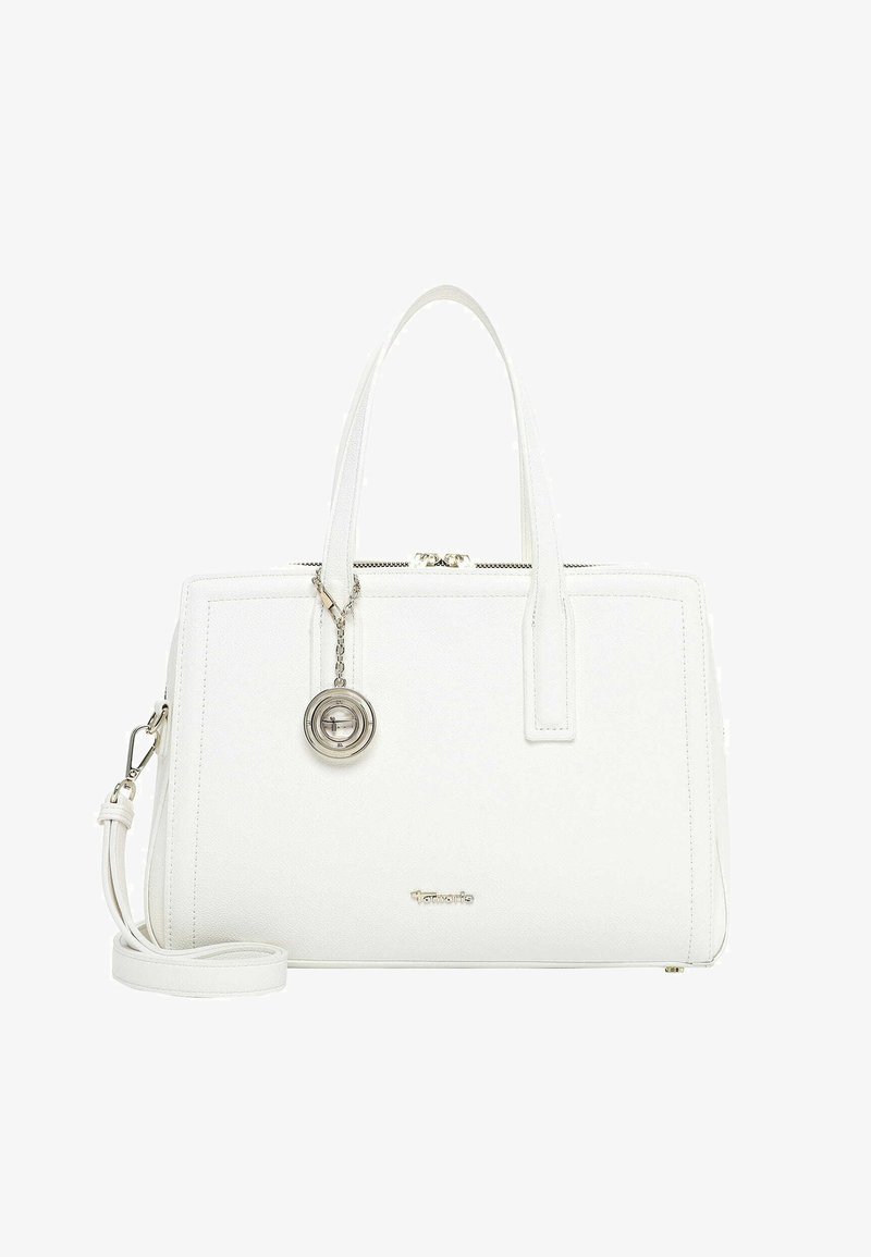 Sac fourre-tout en cuir blanc avec double poignées, bandoulière détachable, fermeture éclair et un pendentif rond en argent suspendu à l'avant.