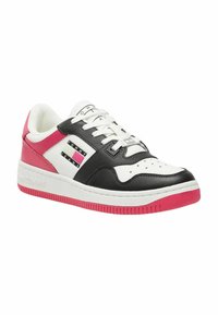 Sneaker bianco, nero e rosa con materiale in pelle, chiusura con lacci, punta perforata e dettagli del logo sui lati. Suola in gomma.