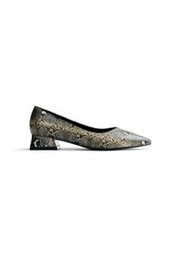 Escarpin à bout pointu avec un motif serpent noir et beige. Comprend une surface texturée et un talon bloc bas avec des accents métalliques.