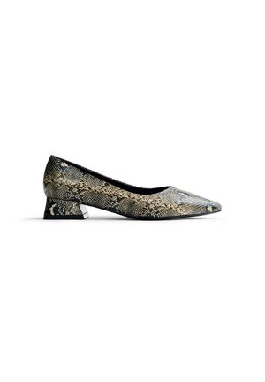 Zapato de tacón puntiagudo con un diseño de estampado de serpiente en negro y beige. Presenta una superficie texturizada y un tacón bajo tipo bloque con acentos metálicos.