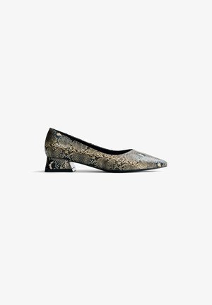 Zapato de tacón puntiagudo con un diseño de estampado de serpiente en negro y beige. Presenta una superficie texturizada y un tacón bajo tipo bloque con acentos metálicos.