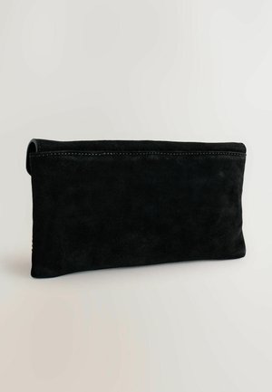 Schwarze Clutch aus Veloursleder mit glatter Textur, rechteckiger Form und abgerundetem oberen Rand. Verfügt über minimale Nähte entlang der Nahtstelle.