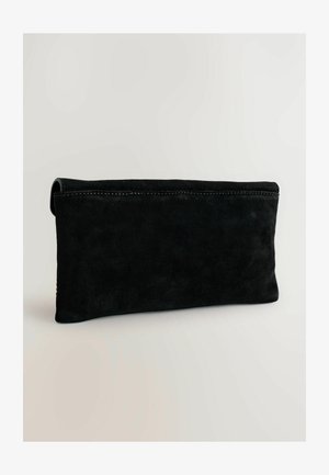 Clutch in suede nero con texture liscia, forma rettangolare e bordo superiore curvo. Presenta cuciture minimaliste lungo la cucitura.