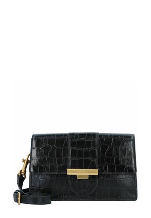 Borsa a mano in pelle sintetica nera effetto coccodrillo con chiusura a pattina, elementi in metallo dorato, tracolla removibile e design rettangolare strutturato.