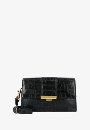 Zwarte nep krokodillenleren handtas met een klep-sluiting, goudkleurige hardware, afneembare schouderband en een gestructureerd rechthoekig ontwerp.