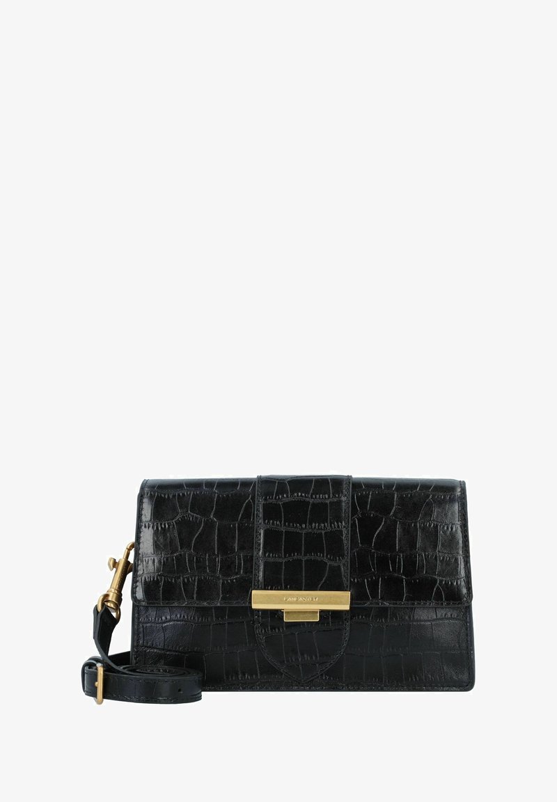 Borsa a mano in pelle sintetica nera effetto coccodrillo con chiusura a pattina, elementi in metallo dorato, tracolla removibile e design rettangolare strutturato.