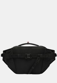 Musta vyötasku pehmeällä takana, säädettävillä hihnoilla, nopealla irrotusklipsillä ja kudotulla kahvalla, jossa on pieni punainen tagi.