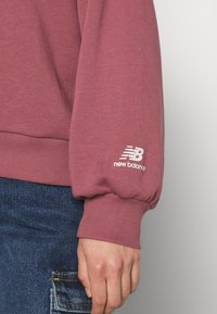 New Balance ESSENTIALS VARSITY  CREW - Sudadera - washed burgundy