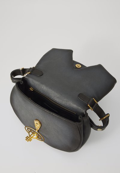 Mala de couro preta com formato arredondado, ferragens douradas e um fecho distintivo. O interior apresenta um compartimento com fecho zip visível.