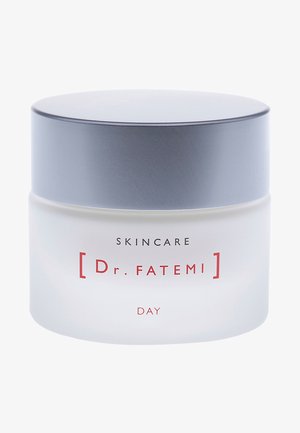 Barattolo in vetro opaco con coperchio metallico argento. L'etichetta presenta "SKINCARE" e "Dr. FATEMI" in nero con accenti rossi, con la dicitura "DAY" sotto.