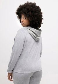Grauer Hoodie mit kontrastierender grauer Kapuze. Aus weichem Material gefertigt, mit entspanntem Schnitt und elastischen Bündchen. Rückansicht gezeigt.