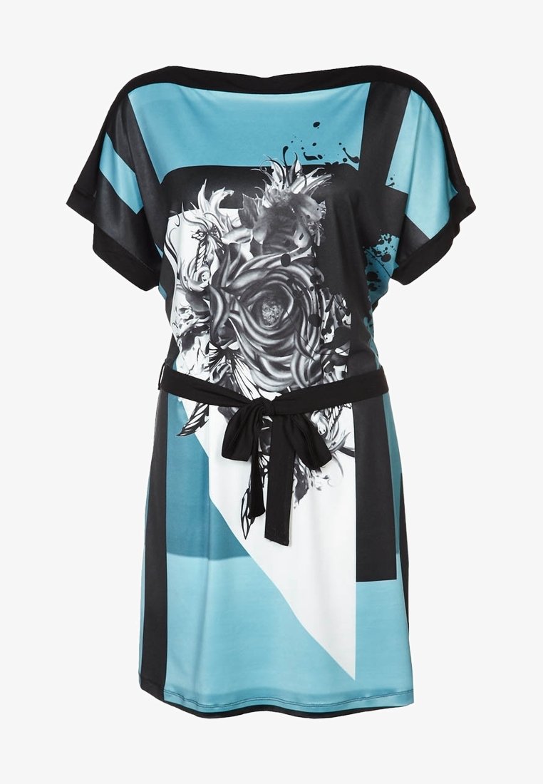 Robe courte avec ceinture noire, fond géométrique bleu et blanc, et grand motif floral noir et blanc détaillé à l'avant.