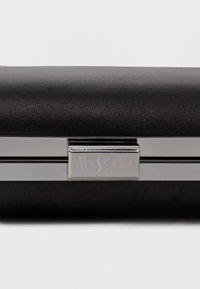 Juodas kosmetinis dėklas su metaliniu sidabriniu užtrauktuku. Išgraviruotas žodis "MASCARA" auksinės spalvos, turintis lygų, blizgų paviršių.