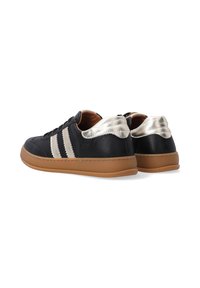 Schwarze Ledersneaker mit silbernen Akzenten, zwei weißen Streifen und einer hellbraunen Gummisohle. Verfügt über eine strukturierte silberne Ferse und Schnürung auf der Vorderseite.