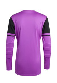 Camiseta de portero de manga larga en color púrpura brillante con detalles en negro y hombreras acolchadas. Textura lisa con detalles a rayas en las mangas.