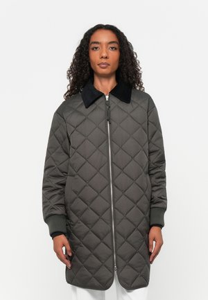 Gequilted lange jas in donkergrijs, met een ritssluiting, zwarte kraag, ribgebreide manchetten en een ruitpatroon op de stof.