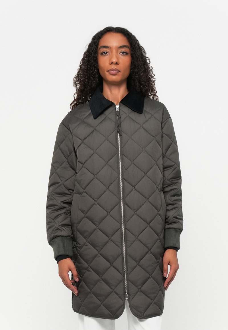 Gequilted lange jas in donkergrijs, met een ritssluiting, zwarte kraag, ribgebreide manchetten en een ruitpatroon op de stof.