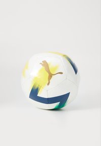 Biała piłka nożna z złotym logo Pumy, niebieskimi i zielonymi akcentami oraz żółtymi plamami. Teksturowana powierzchnia z pentagonalnymi panelami.
