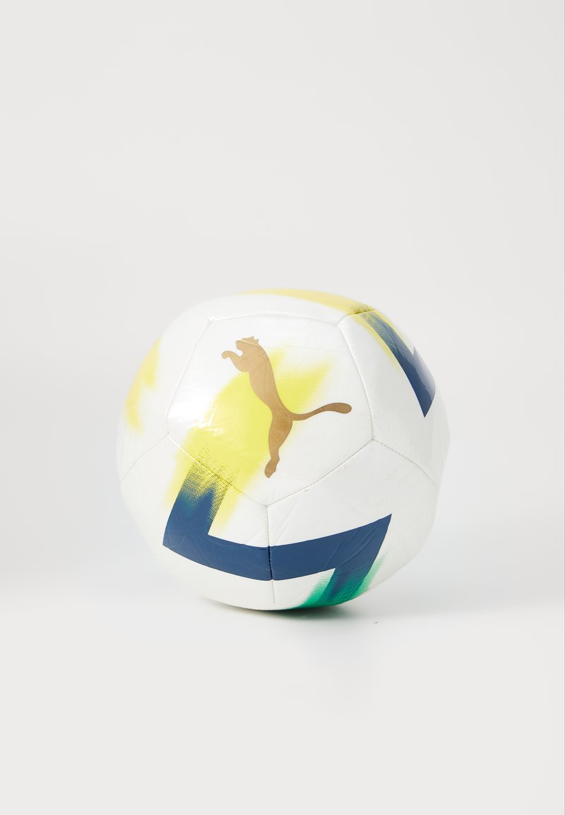 Biała piłka nożna z złotym logo Pumy, niebieskimi i zielonymi akcentami oraz żółtymi plamami. Teksturowana powierzchnia z pentagonalnymi panelami.