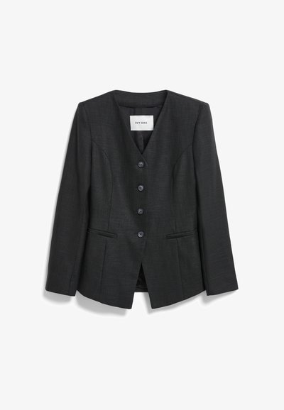 Donkergrijze op maat gemaakte blazer met lange mouwen, vier knopen aan de voorkant en twee horizontale voorzakken, gelabeld "Ivy Oak."