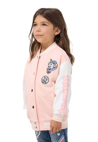 Giacca varsity rosa con maniche bianche, con ricami di unicorno e distintivo, colletto a strisce, bottoni a scatto e texture di tessuto liscia.