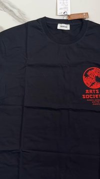 Must musta T-särk, millel on punane graafiline print draakonist ja tekst "ARTS SOCIETY" vasakus rinnapiirkonnas.