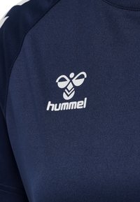 Marineblauw sportshirt met wit Hummel-logo met gestileerde bij en tekst op de borst.