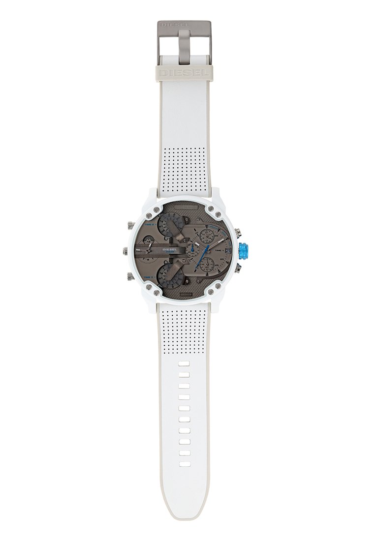 Reloj de silicona blanco con una esfera texturizada gris. Incluye detalles en azul, múltiples esferas para la visualización de la hora y una hebilla de hardware plateada.