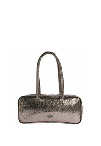 Metalna srebrna torba s teksturiranom površinom, pravokutnog oblika, s dva gornja držača i malim logotipom brenda sprijeda.