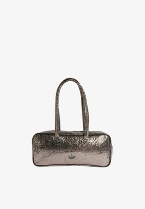 Metaliczna srebrna torebka o fakturowanej powierzchni, prostokątnym kształcie, dwoma górnymi uchwytami i małym logo marki z przodu.