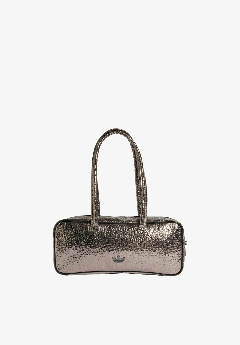 Metaliczna srebrna torebka o fakturowanej powierzchni, prostokątnym kształcie, dwoma górnymi uchwytami i małym logo marki z przodu.