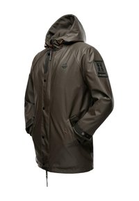 Vanntett brun jakke med glidelås foran, justerbar hette, kontrasterende innerfôr og logo detaljer på brystet og ermet.