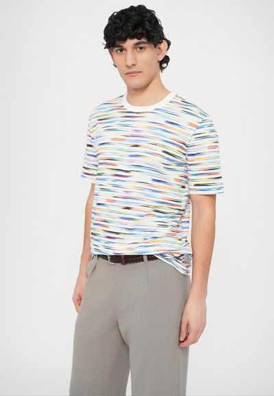 Majica s kratkimi rokavi z belo osnovo in večbarvnimi vodoravnimi črtami. Tkanina je videti gladka, lahka in priložnostna.