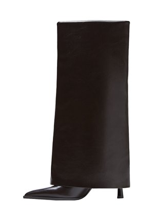 Wysoki czarny kozak ze skóry o szpiczastym nosku, z wąskim, średniej wysokości obcasem i gładkim wykończeniem.