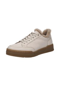 Weißes Leder-Sneaker mit einer beigefarbenen Gummisohle, ausgestattet mit einem flauschigen beigefarbenen Kragen, runder Zehenpartie und flachen Schnürsenkeln. Leichte Nähte im Obermaterial.