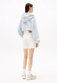 Tommy Jeans MOM  - Denim shorts - denim white