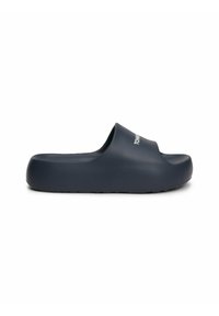 Sandalia deslizante de color azul marino, hecha de material suave, con una correa ancha y una suela texturizada para agarre, con acento del logo blanco de la marca.
