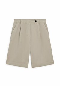 Beige shorts med lige snit, der har for folder, sidelommer og en enkelt knaplukning i taljen. Glat tekstur.