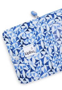 Portfel Kipling w niebieskim materiale z geometrycznym wzorem. Posiada wiele przegród oraz zapięcie na zatrzask, z niebieskim suwakiem jako akcentem.