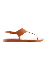 Sandalo in pelle tannato con design a strap V, suola piatta e sottile cinghia alla caviglia con fibbia regolabile. Texture liscia su tutta la superficie.