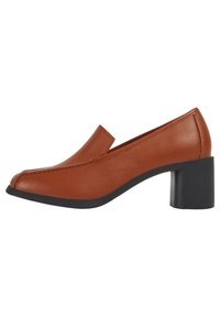 Chaussure à talon haut en cuir marron avec un bout arrondi, au design minimaliste et un talon bloc noir contrastant. Coutures décoratives sur l'avant.
