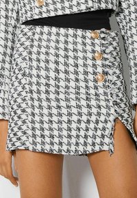 Bershka Áčková sukně - off-white