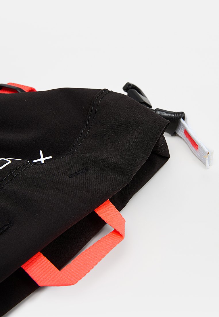 Schwarze Stofftasche mit orangefarbenen Trägern, strukturiertem Design und dezenten Stichdetails. Enthält einen Zuglasche zur Anpassung des Verschlusses.