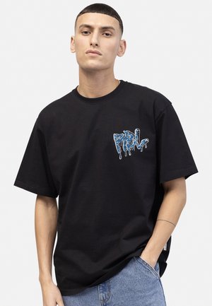 T-shirt en coton noir avec un logo graphique coloré et dégoulinant sur la poitrine, coupe décontractée, manches courtes et col rond.