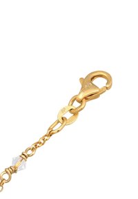 Guldmetallkläppen med en hummerdesign, fäst vid en kedja. Innehåller en kristallpärla med en genomskinlig och facetterad yta, vilket ger en subtil glans.