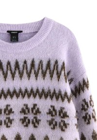 Maglione lavorato a maglia color lilla con un motivo di zigzag e motivi floreali in marrone scuro. Collo rotondo e tessuto morbido e texturizzato.