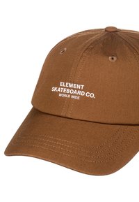 Ruskea beypallohattu viidellä paneelilla, brodeerattu valkoisella tekstillä "ELEMENT SKATEBOARD CO. WORLD WIDE", ja teksturoitu kangas, jossa on ompeluyksityiskohtia.