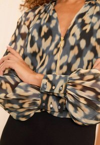 Love & Roses FRONT SHEER LONG SLEEVE- REGULAR FIT - Blúzka - black yellow animal