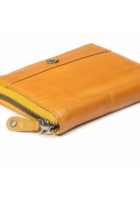 Cartera de cuero marrón con interior amarillo, con cierre de cremallera y superficie texturizada. Diseño minimalista con un detalle plateado.